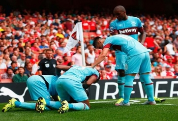 Video bàn thắng: Arsenal 0-2 West Ham (Vòng 1 NHA 2015/2016)
