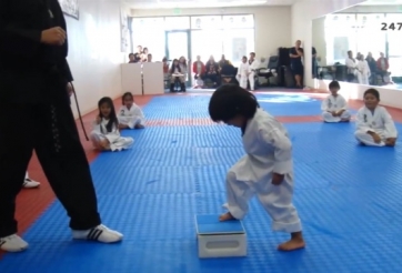 VIDEO: Võ sĩ nhí cố gắng đạp vỡ tấm ván vô cùng hài hước