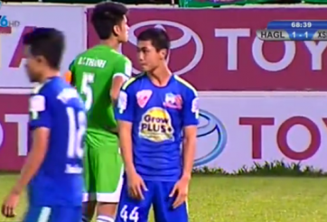 VIDEO: Công Phượng dửng dưng khi đồng đội bị thẻ đỏ rời sân