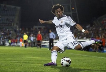 VIDEO: Fan nhí 'gặp nạn' vì cú sút như búa bổ của Marcelo