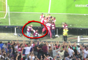 VIDEO: Phóng viên đánh nhau vì bàn thắng của cựu tiền đạo Liverpool