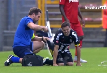 VIDEO: Cầu thủ đau quằn quại vì chấn thương chỗ hiểm