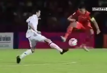 VIDEO: Pha vào bóng triệt hạ kinh hoàng ở Thai-League