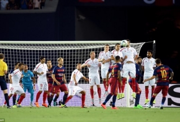 VIDEO: 2 pha sút phạt thành bàn của Messi trong trận Siêu Cup châu Âu