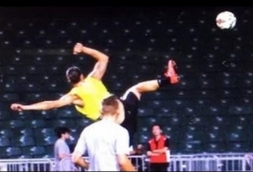 VIDEO: Những bàn thắng đẹp mắt được ghi trên sân tập