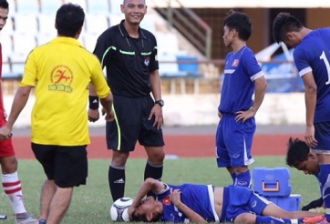 Tiền vệ U19 Lào đá vào bắp chân khiến Thanh Hậu chấn thương