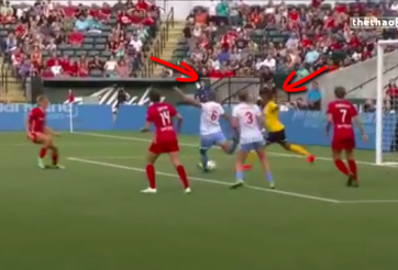 VIDEO: Pha phòng thủ 'ngớ ngẩn' nhất năm của bóng đá nữ tại giải nhà nghề Mỹ