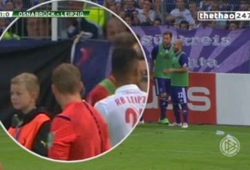 VIDEO: Bị vật thể lạ rơi trúng đầu trọng tài cho dừng cả trận đấu tại Đức