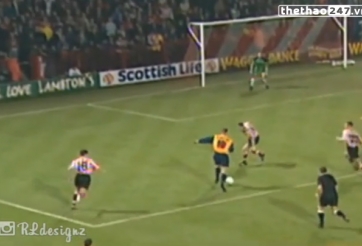 VIDEO: Pha solo ghi bàn khiến hàng hậu vệ sững sờ của Dennis Bergkamp