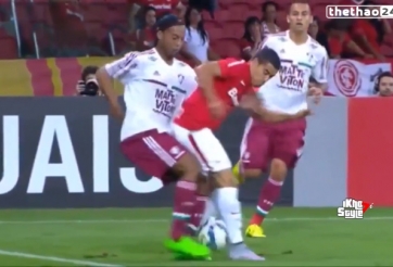 VIDEO: Pha xỏ háng kỹ thuật của Ronaldinho trong trận đấu thứ 3 tại Fluminense