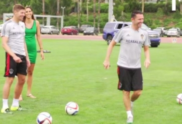 VIDEO: Steven Gerrard so tài với đồng đội ở LA Galaxy sút bóng vào ô tô đang chạy