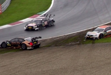 VIDEO: Cách để loại bỏ cùng lúc 2 đối thủ trên đường đua