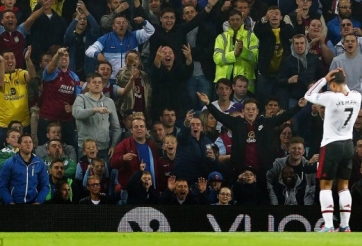 VIDEO: Depay sút bóng ra ngoài đầy khó tin khi đối mặt thủ môn Aston Villa