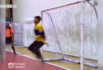 VIDEO: Pha cản phá penalty bằng mặt gây sốc của thủ môn futsal