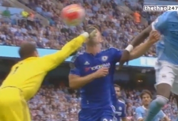 VIDEO: Gary Cahill đổ máu sau pha va chạm với đồng đội