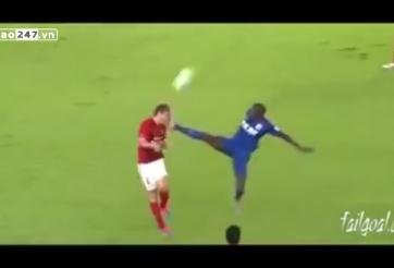 VIDEO: Pha kungfu thẳng vào mặt đối phương của Demba Ba