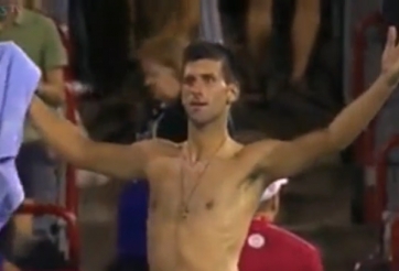 VIDEO: Hành động hài hước của Novak Djokovic khiến fan nữ mê mẩn
