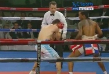 VIDEO: Võ sỹ bất ngờ đổ gục xuống sàn dù bị đối phương đấm trượt