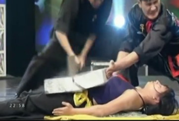 VIDEO: Màn biểu diễn võ thuật gây sửng sốt của hot girl Tạ Bích Hồng