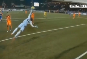 VIDEO: Pha bay người đấm bóng cứu thua vô cùng đẹp mắt