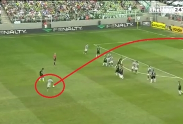 VIDEO: Pha sút phạt cực mạnh ở khoảng cách 25m của cầu thủ vô danh