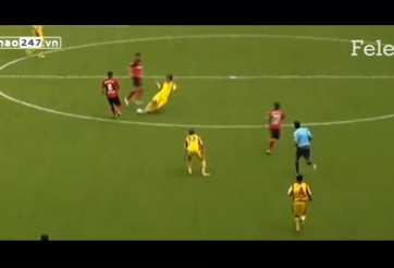 VIDEO: Những pha làm bàn đầy may mắn trong lịch sử bóng đá