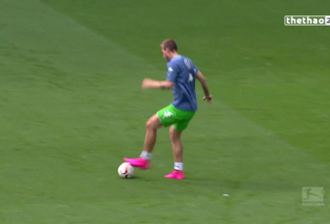 VIDEO: 'Lord' Bendtner phô diễn kỹ thuật cá nhân trên sân tập Wolfsburg