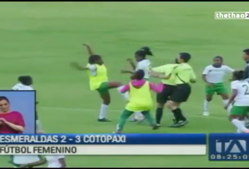 VIDEO: Cầu thủ nữ và trọng tài đại chiến ở giải VĐQG Ecuador
