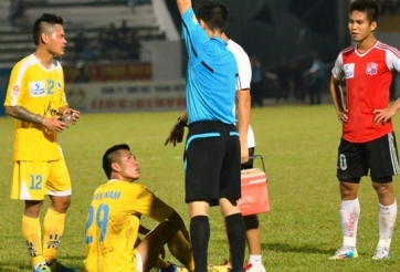 Chơi bóng bạo lực, hậu vệ Hải Phòng bị phạt cực nặng