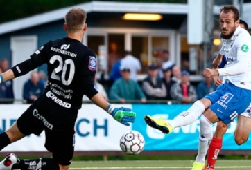 VIDEO: Cầu thủ đen đủi với 3 pha dứt điểm liên tiếp bóng không chịu vào lưới