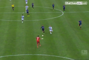 VIDEO: Pha phản lưới nhà bất đắc dĩ vì không hiểu ý thủ môn