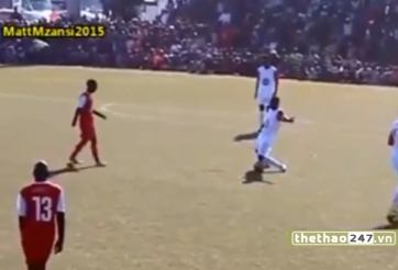 VIDEO: Những pha bóng đầy kỹ thuật và hài hước trong 1 trận đấu ở châu Phi