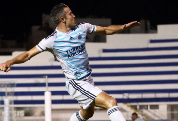 VIDEO: Vào sân phút 89, Van Persie ghi bàn đẳng cấp sau cú chạm bóng đầu tiên