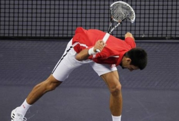 VIDEO: Djokovic không giữ được bình tĩnh đập gãy vợt sau khi để mất điểm