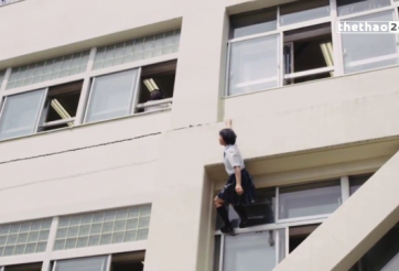 VIDEO: Màn leo tường ấn tượng của nữ sinh Nhật Bản khi đến lớp muộn