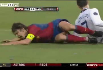 VIDEO: Pha giật bóng kỹ thuật của Puyol khiến CR7 buộc phải phạm lỗi