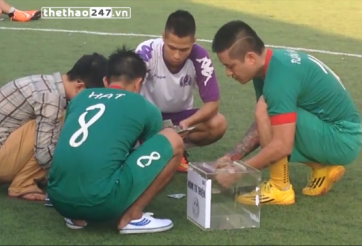 Hình ảnh thân thiện của ca sỹ Tuấn Hưng khi quyên góp từ thiện trên sân phủi