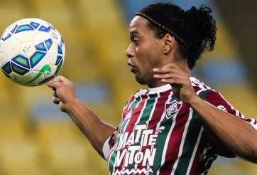 VIDEO: Ronaldinho ngẫu hứng kiến tạo bằng ngực cho đồng đội