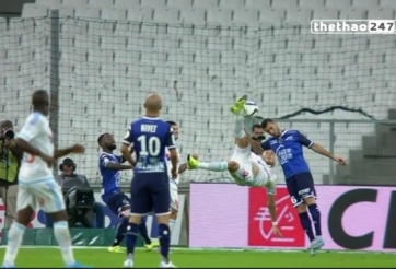 VIDEO: Cầu thủ Marseille ghi tuyệt phẩm 'xe đạp chổng ngược'