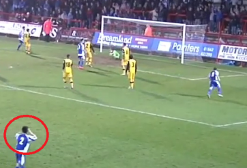 VIDEO: Pha lốp bóng thành bàn bằng kỹ thuật rabona khiến đồng đội 'đứng hình'