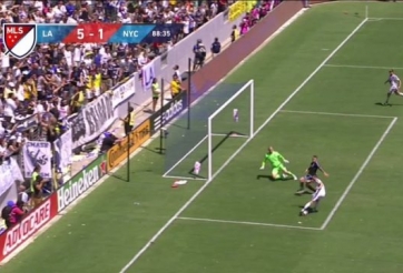 VIDEO: Steven Gerrard và Robbie Keane bỏ lỡ cơ hội khó tin