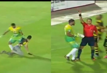 VIDEO: Thủ môn phải lĩnh thẻ đỏ trực tiếp vì đuổi bắt fan cuồng lao vào sân