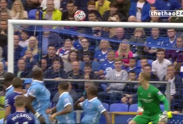 VIDEO: Xem phản ứng của Joe Hart khi may mắn tránh được siêu phẩm