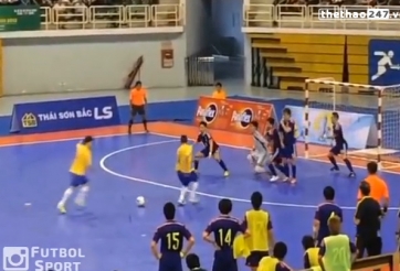 VIDEO: Pha phối hợp đá phạt thành bàn đẳng cấp trên sân futsal