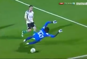 VIDEO: Pha bóng thủ môn đổ người chiến thuật tinh tế nhất từng thấy