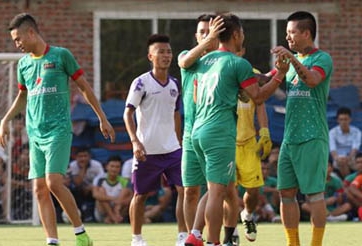 Tuấn Hưng so tài cùng cựu tuyển thủ Mạnh Dũng