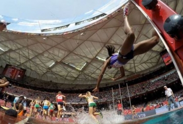 VIDEO: Hài hước nữ VĐV ngã lộn nhào xuống nước ở bài thi 3000m vượt chướng ngại vật