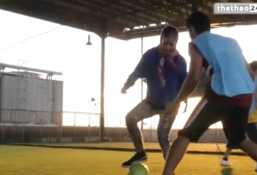 VIDEO: Ngôi sao freestyle giả cụ già đại náo một trận bóng đá