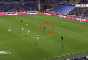 VIDEO: Chân sút Club Brugge phải trả giá đắt vì mạo hiểm với thủ thành Romero