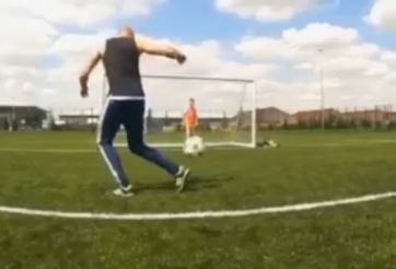 VIDEO: Pha khống chế và dứt điểm vô cùng ảo diệu khiến thủ môn đứng hình